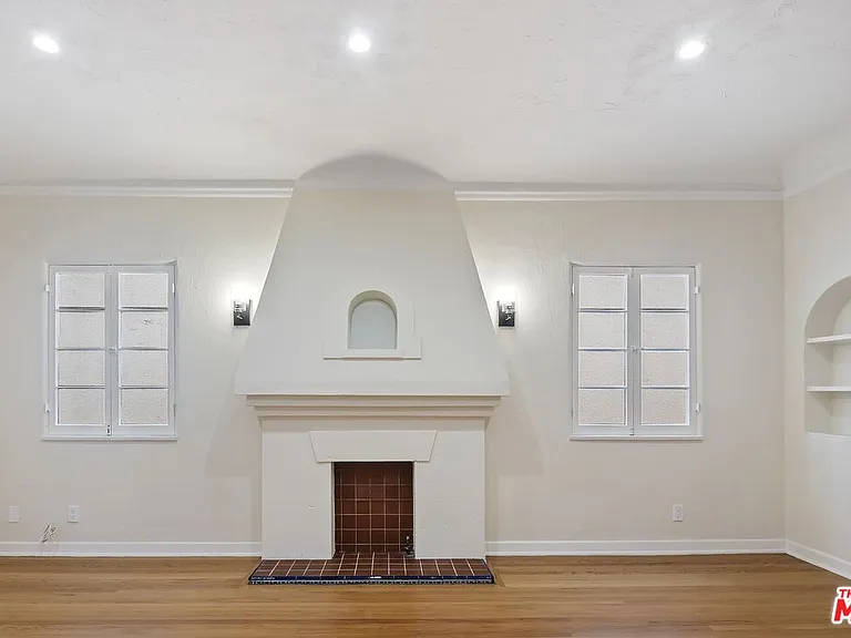 1142 S Clark Dr #4 — Photo 3