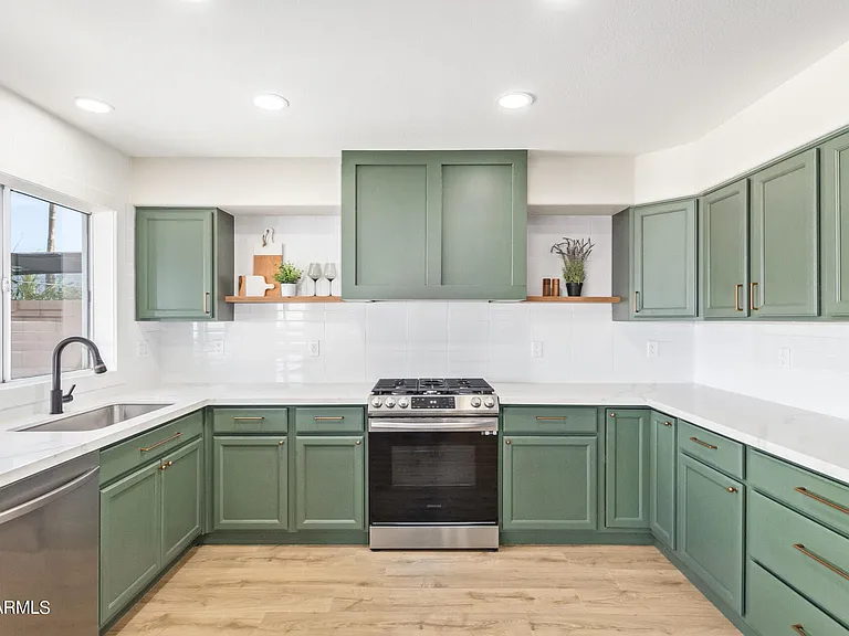 1018 W Kings Ave — Photo 8