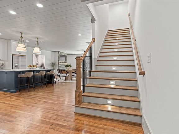 5th image of 214 Holiday E