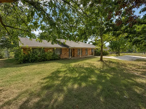 417 W McCart St, Krum, TX 76249