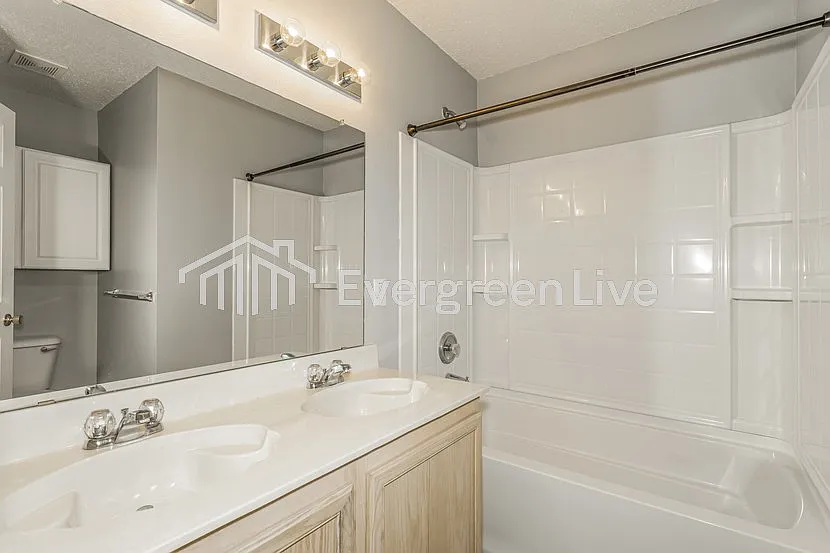 4 bed, 2.0 bath, 2093 sqft, $2,195 — Photo 2