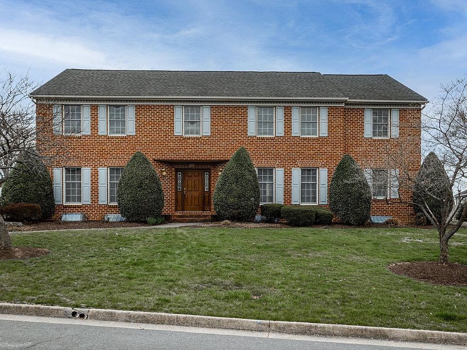 1st image of 207 Holly Hill Dr
