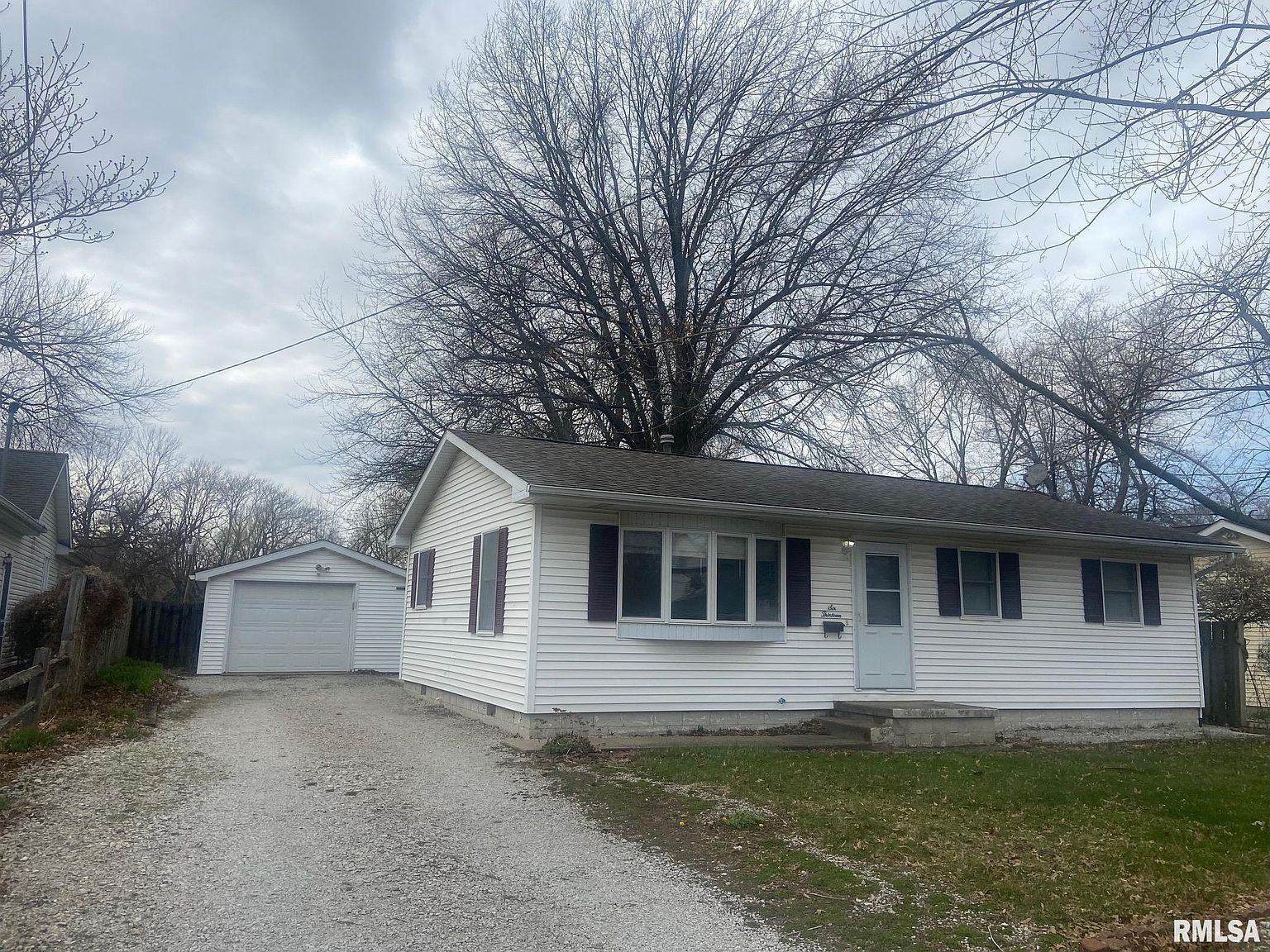 613 S Wyandotte St, Taylorville, IL 62568 | Zillow