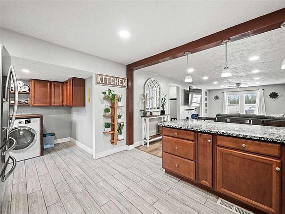 4th image of 1183 E Ridge Rd