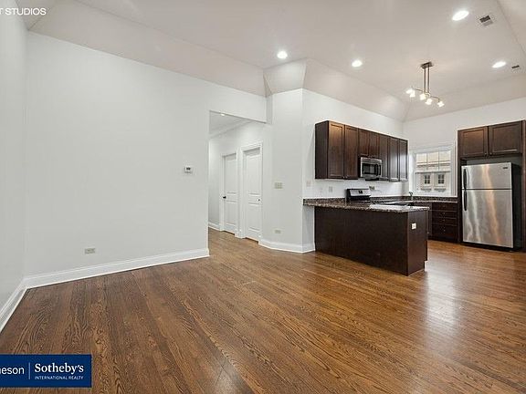 This apartment does not have the tray ceiling. But floorplan is the same