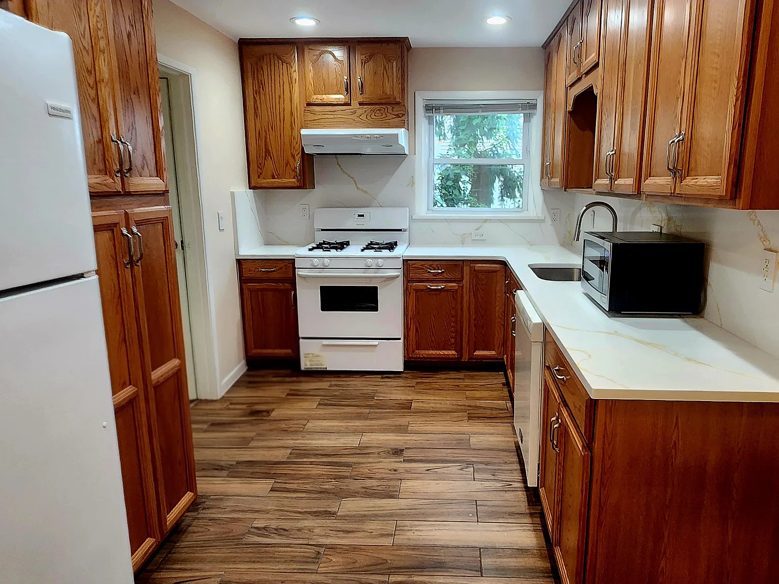 3 bed, 1.5 bath, $4,200 — Photo 2