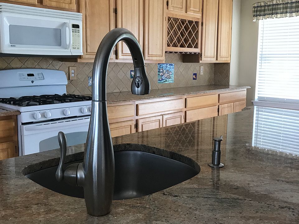 large open kitchen w granite