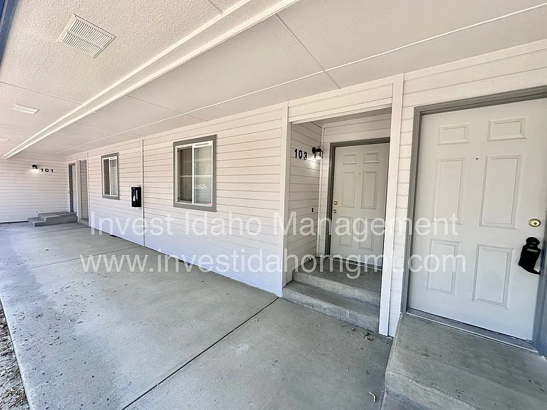 1682 Barlow — Photo 3