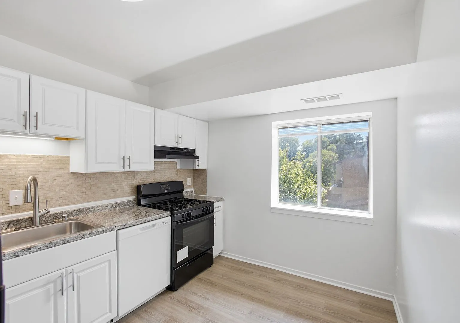 Inviting 1 BR/1 BA Apartment in Montgomery Village! — Photo 1