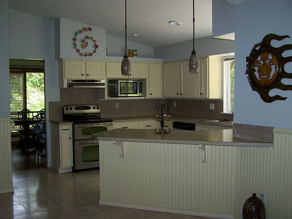 3rd image of 639 Holly Ct