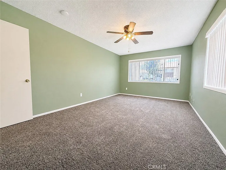 2114 Hawthorne Ct — Photo 7