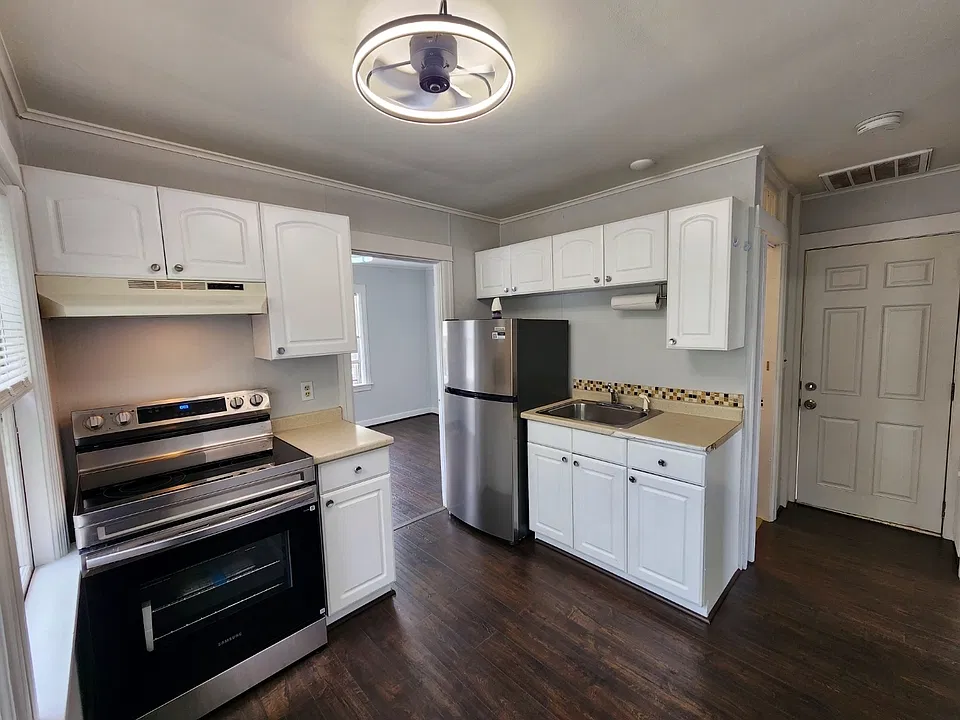 381 Main St #3