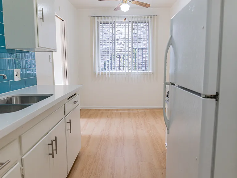 Gayley Manor Apartments — Photo 57