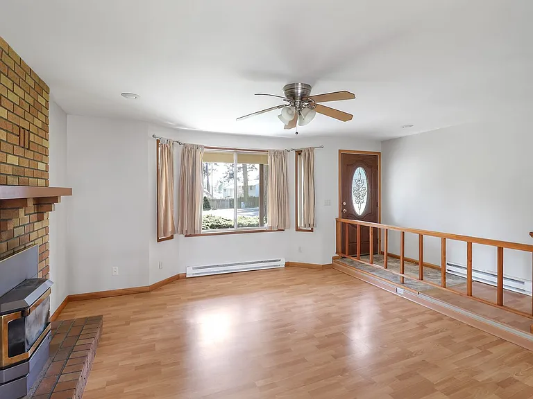 368 NW Columbia Dr — Photo 3