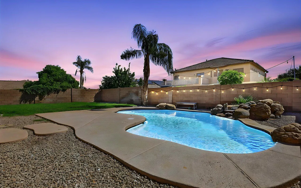 5 bed, 2536 sqft, $3,040 — Photo 2