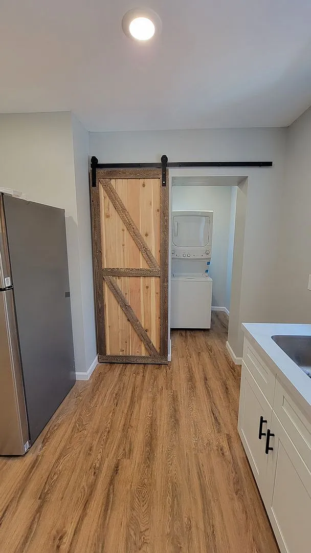 321 W 7th — Photo 3