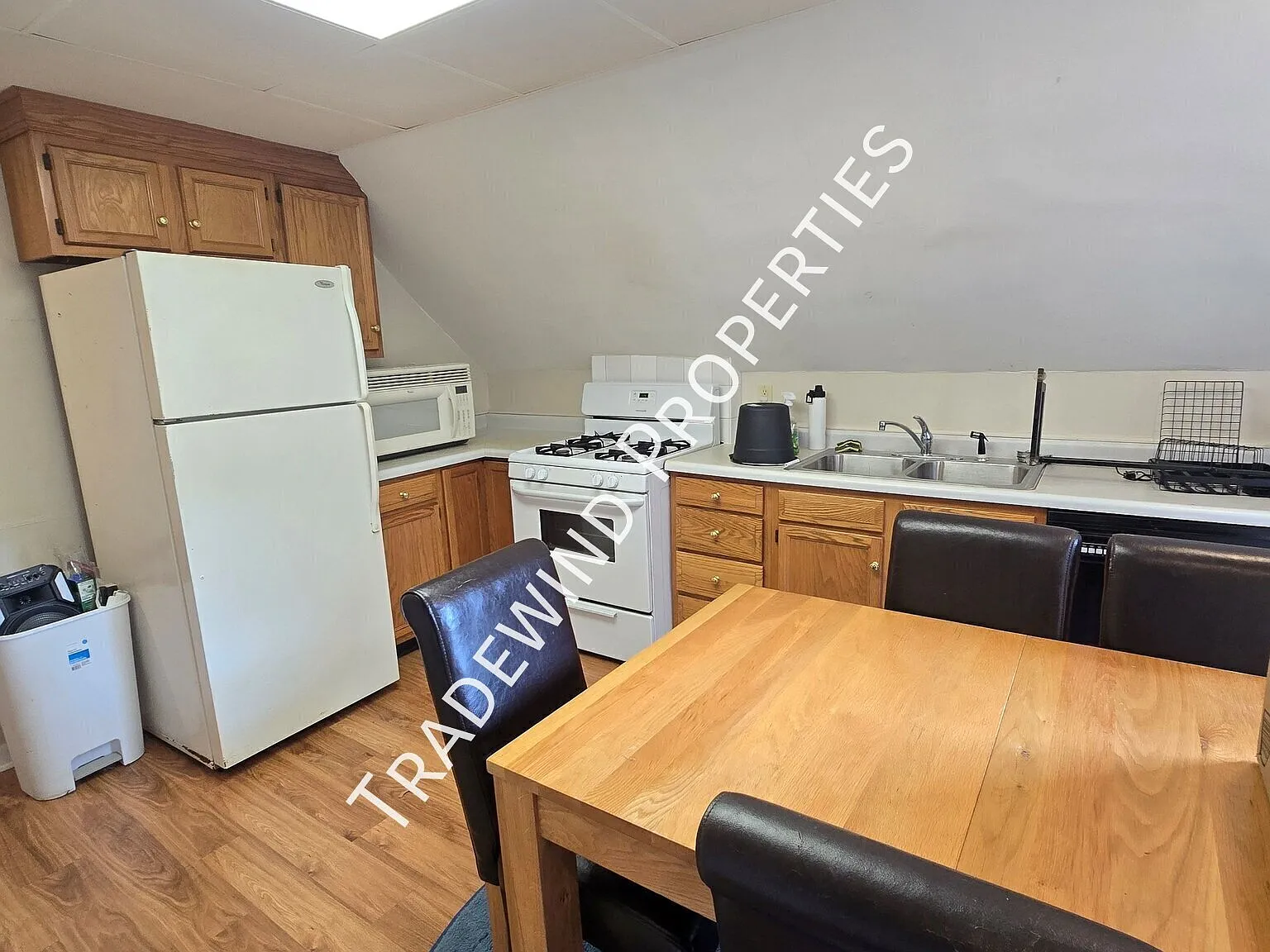 Adorable 2 Beds, 1 Bath Upper Level Unit — Photo 2