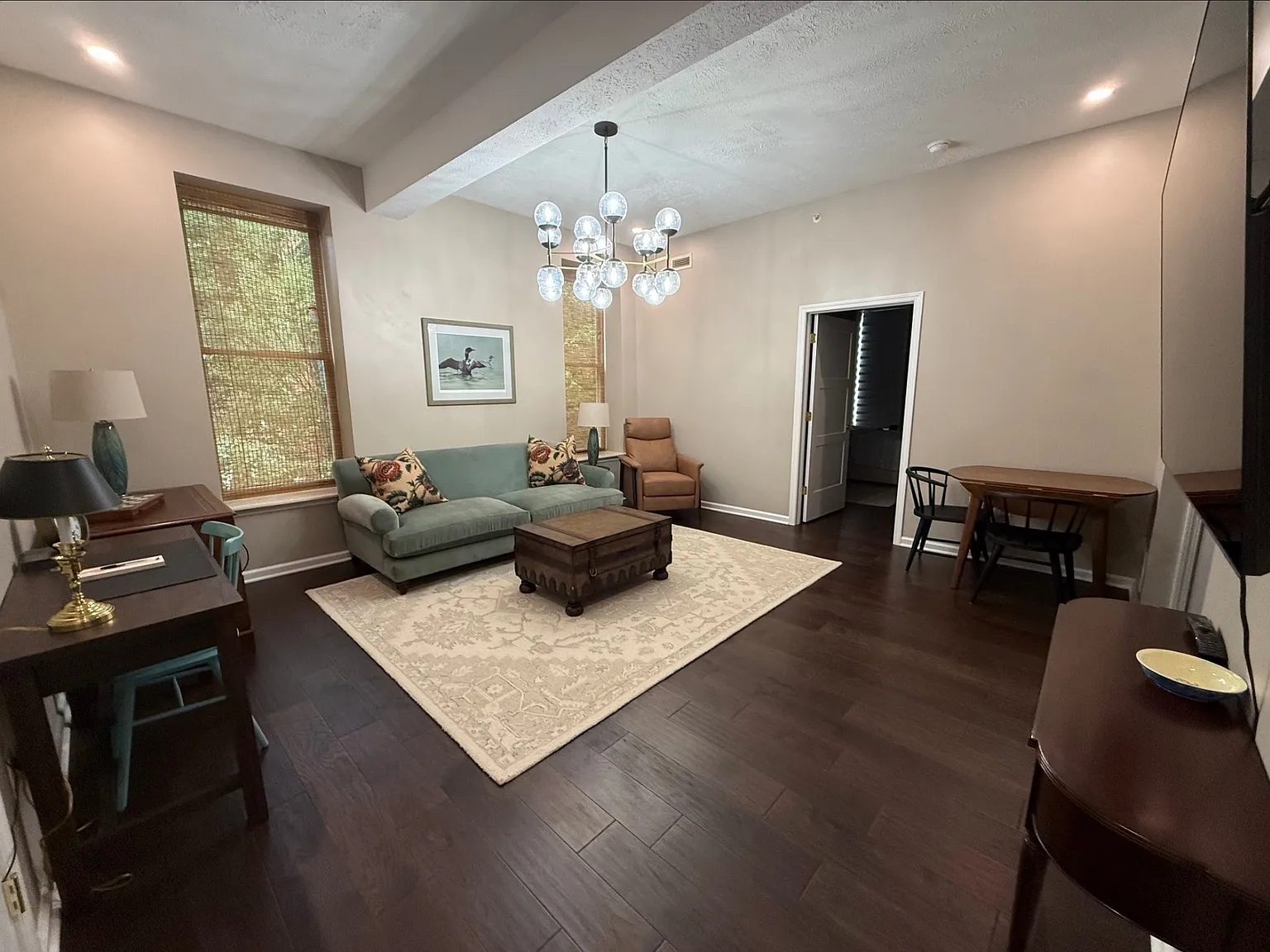 1 bed, 1.0 bath, 704 sqft, $1,200 — Photo 2