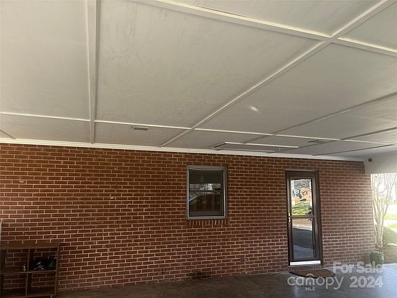 3rd image of 102 Crest Hill Dr