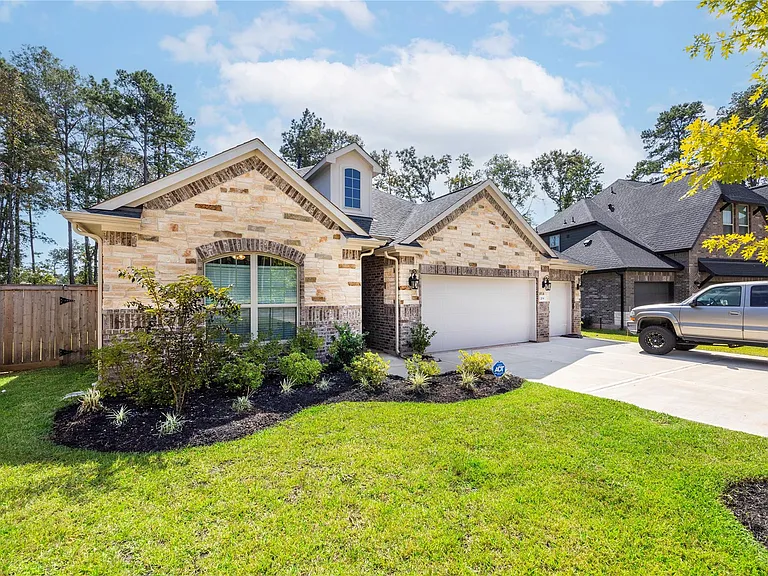 204 Golden Shiner Dr — Photo 2