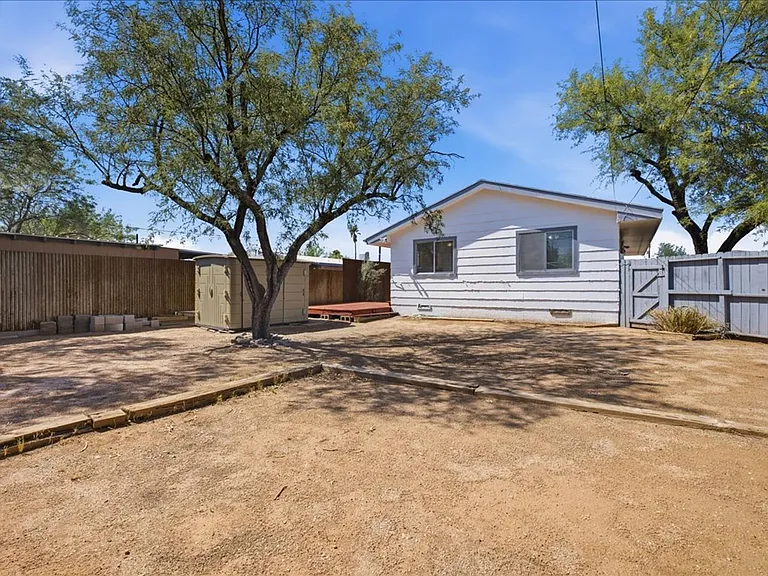 2525 N Cherry Ave — Photo 18