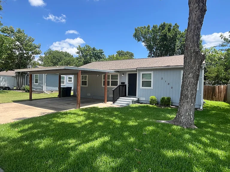 2100 Camden Dr — Photo 1