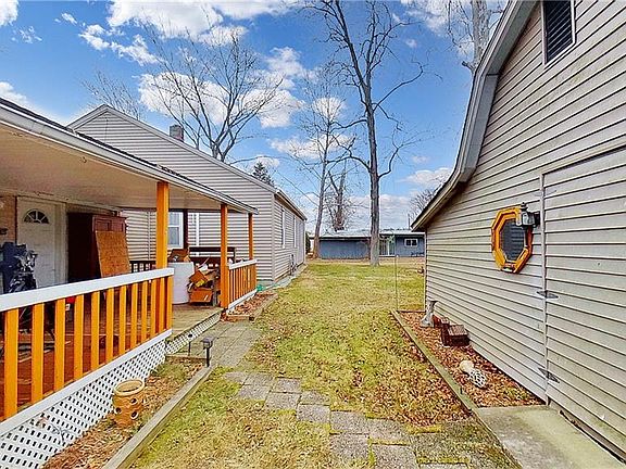 3rd image of 111 W Hickory Dr
