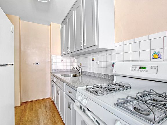 5th image of 2925 W 5th St APT 2D