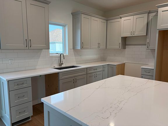 5th image of 810 Mockingbird Dr.