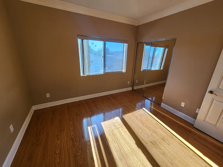 13620 Valerio St #10 — Photo 32