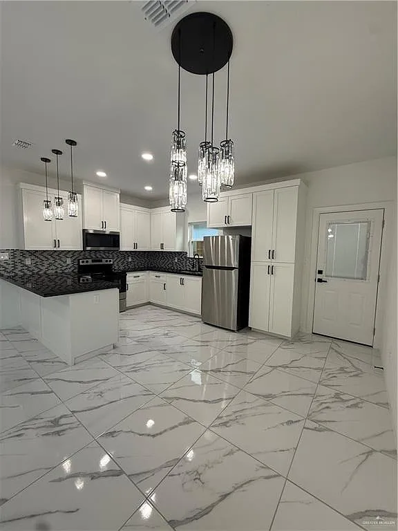 1215 Rosewood Ln — Photo 3