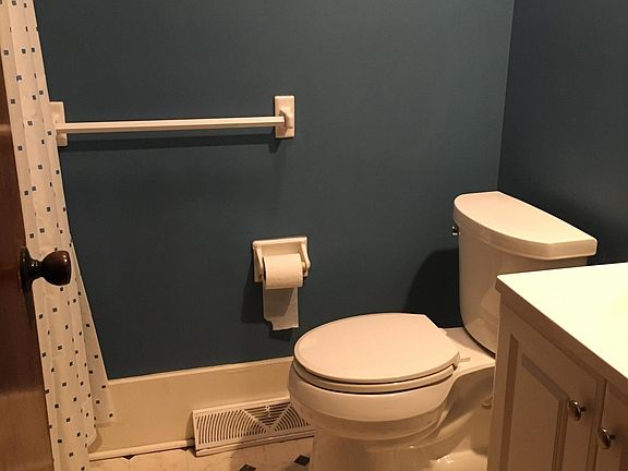 3rd image of 404 NE Sharon Dr
