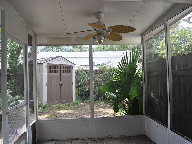 2404 Suwanee Ln — Photo 3