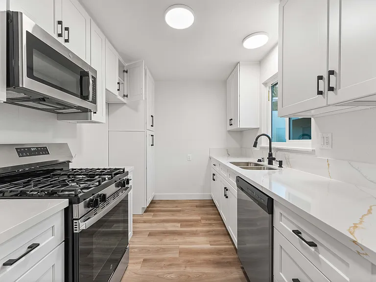 1221 W Jackman St — Photo 9
