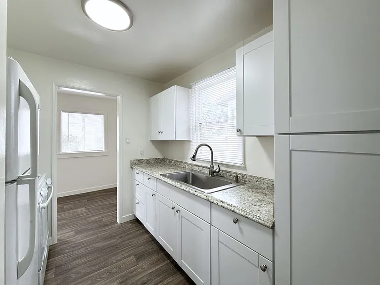 Single Level Cottage Near Downtown! — Photo 10