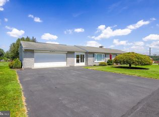 1547 Hillcrest Dr, Chambersburg, PA 17202