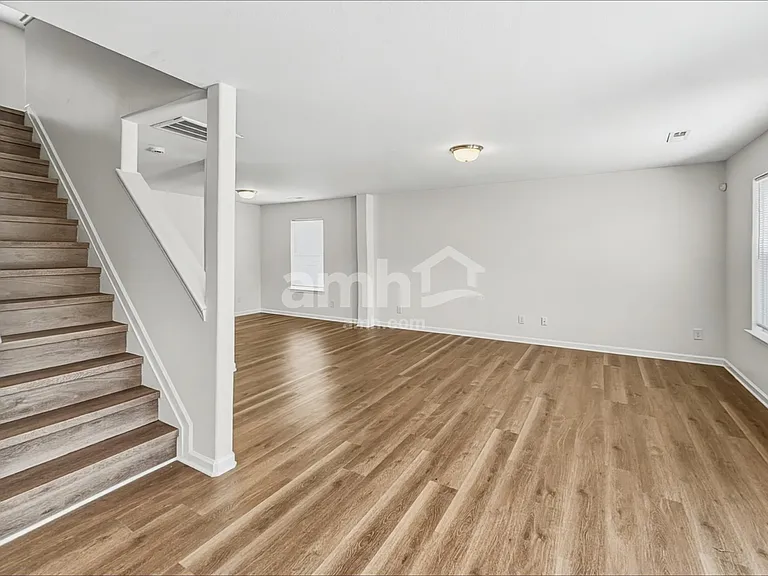 118 Charndon Way — Photo 8