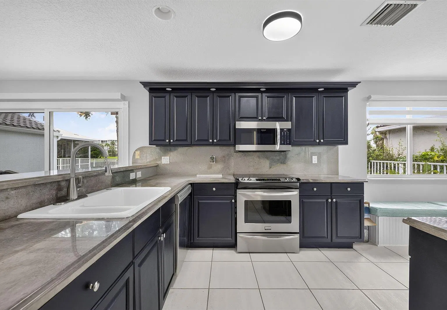 3 bed, 2.5 bath, 1939 sqft, $4,300 — Photo 4