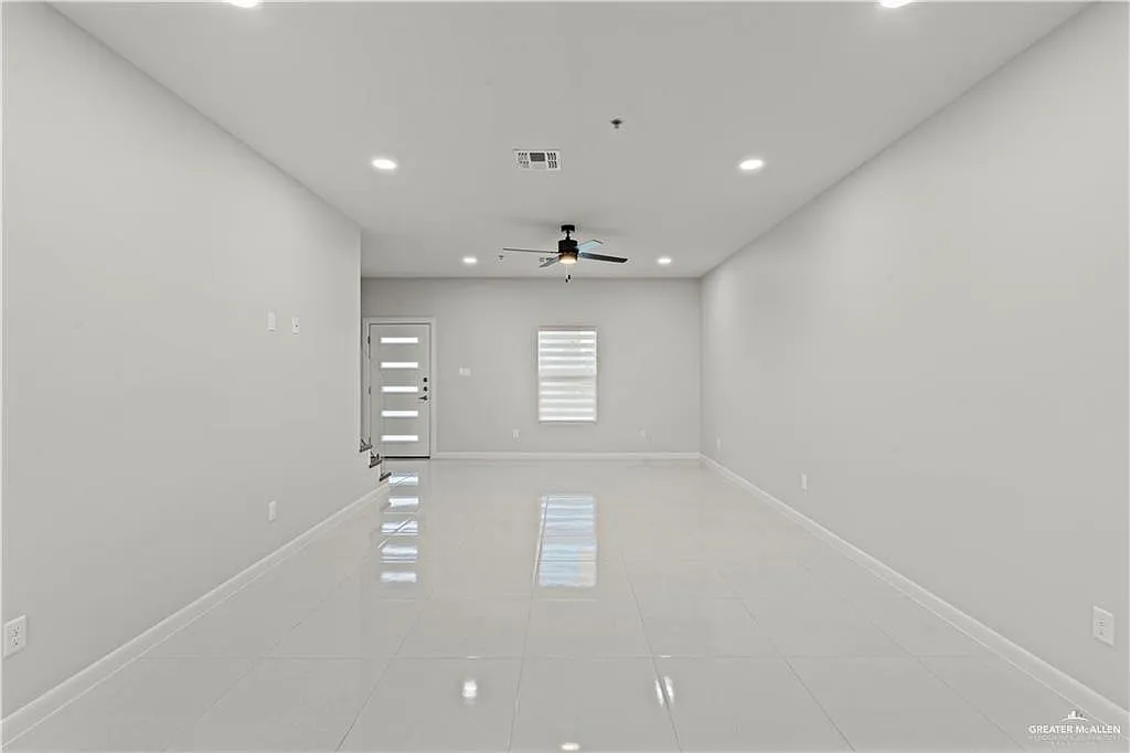 3 bed, 2.5 bath, 1350 sqft, $1,450 — Photo 2