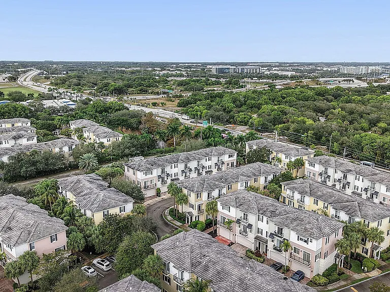 560 NW 39th Cir #560 — Photo 7