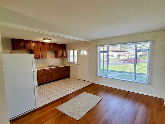 5th image of 23 Indianwood Blvd