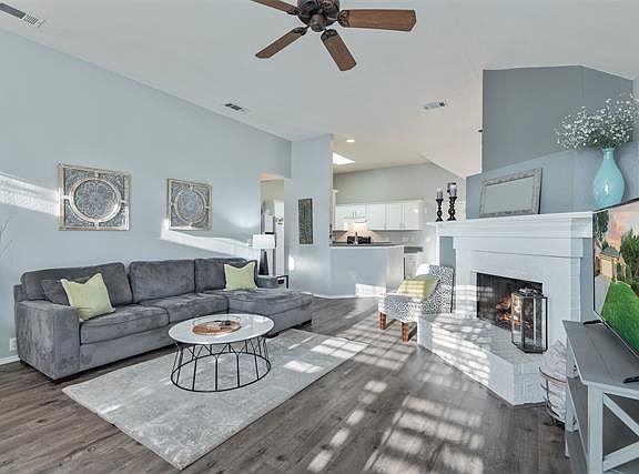 5th image of 809 Lake Bluff Dr