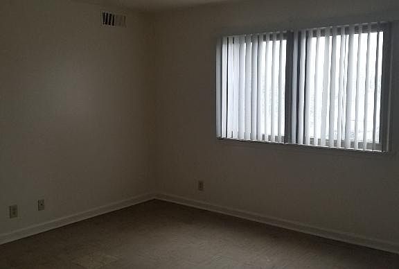 5th image of 120 Marlowe Ct