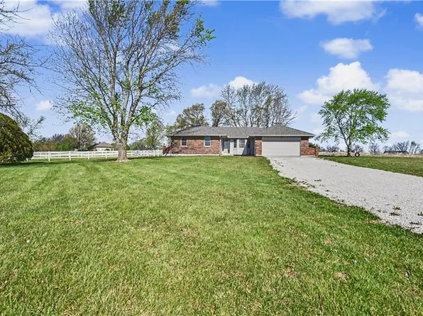 22284 Rosewood St, Bucyrus, KS 66013