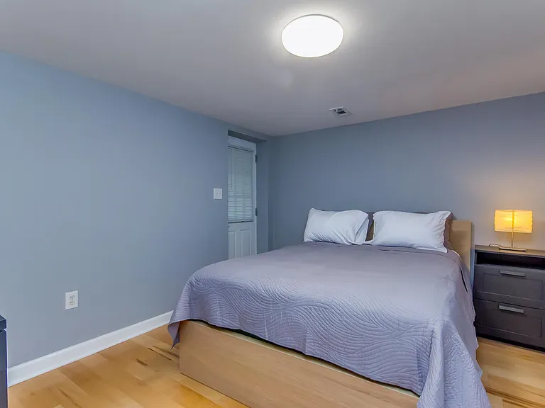 510 E St NE #B — Photo 18