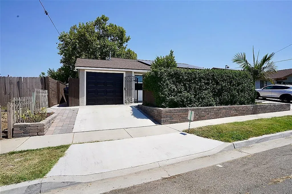 3 bed, 1386 sqft, $4,900 — Photo 2