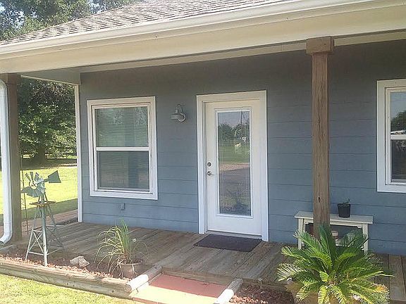 Nice Ranch Style home with covered front porch! Step inside and let's take a look.