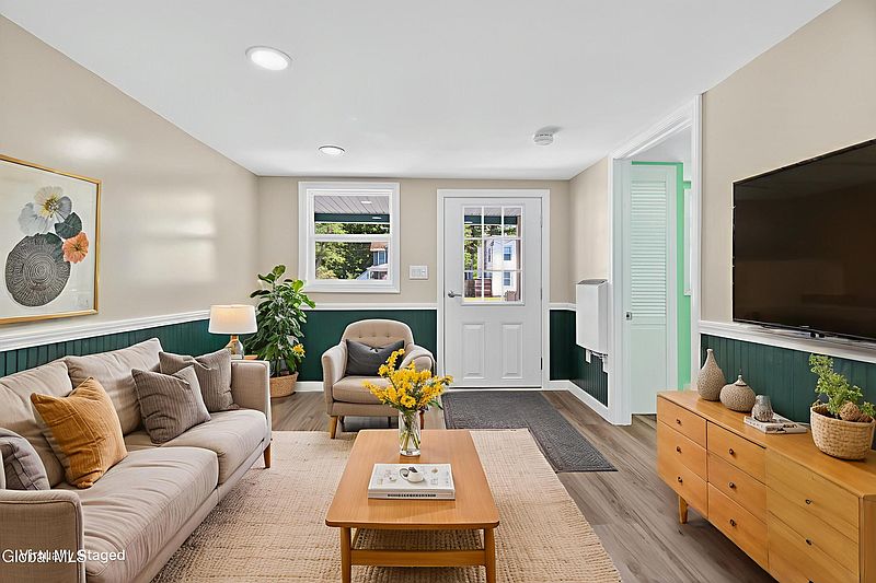 4th image of 549 Lower Allen Street