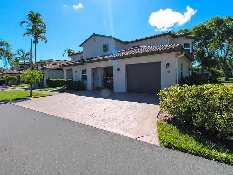 600 Diamond Cir #607 — Photo 4