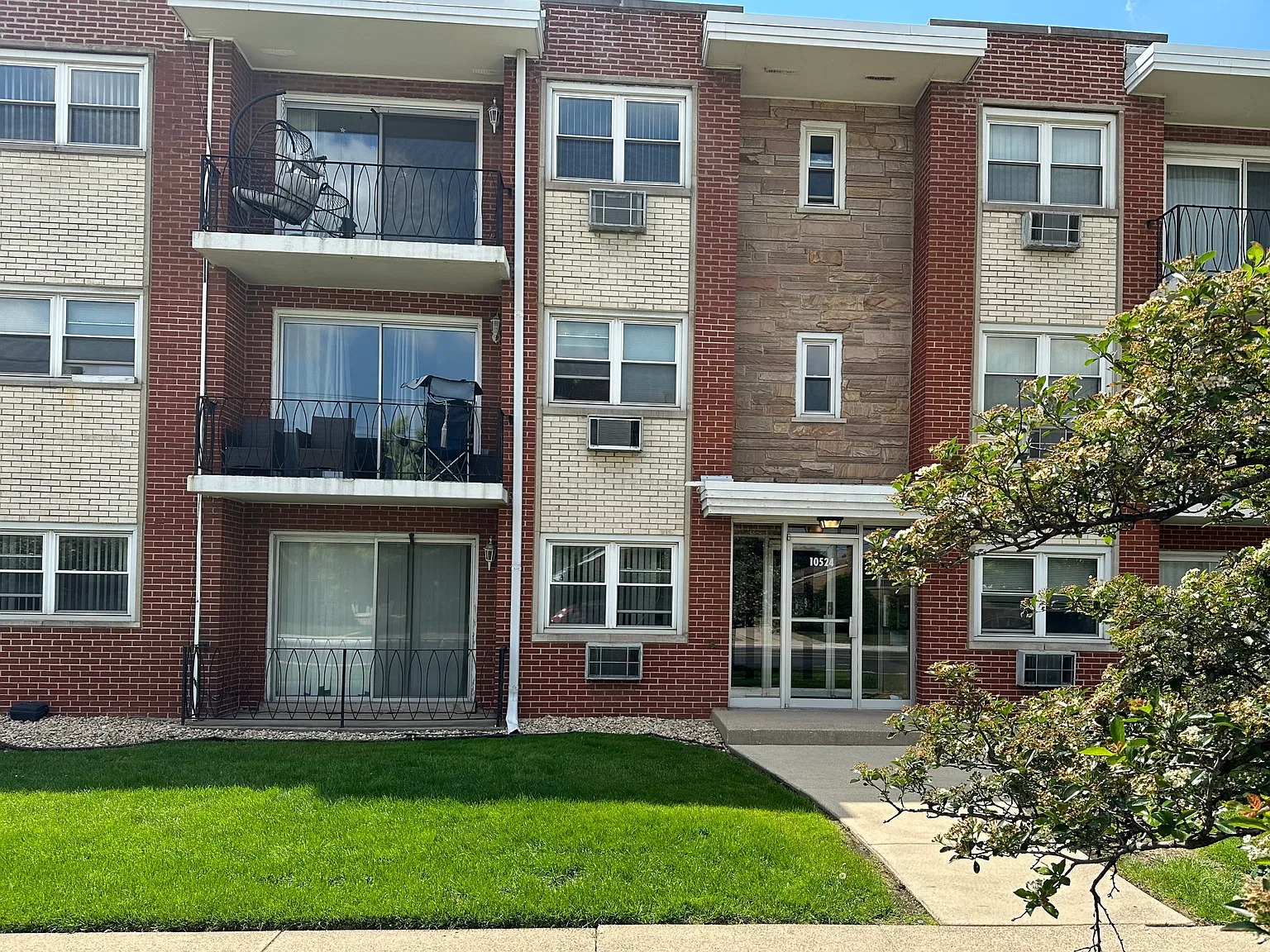2 bed, 900 sqft, $1,650 — Photo 1